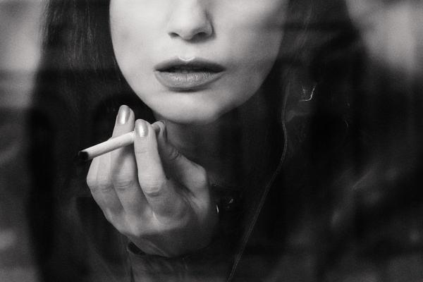 Ragazze, attenzione: il fumo intossica la vostra fertilità